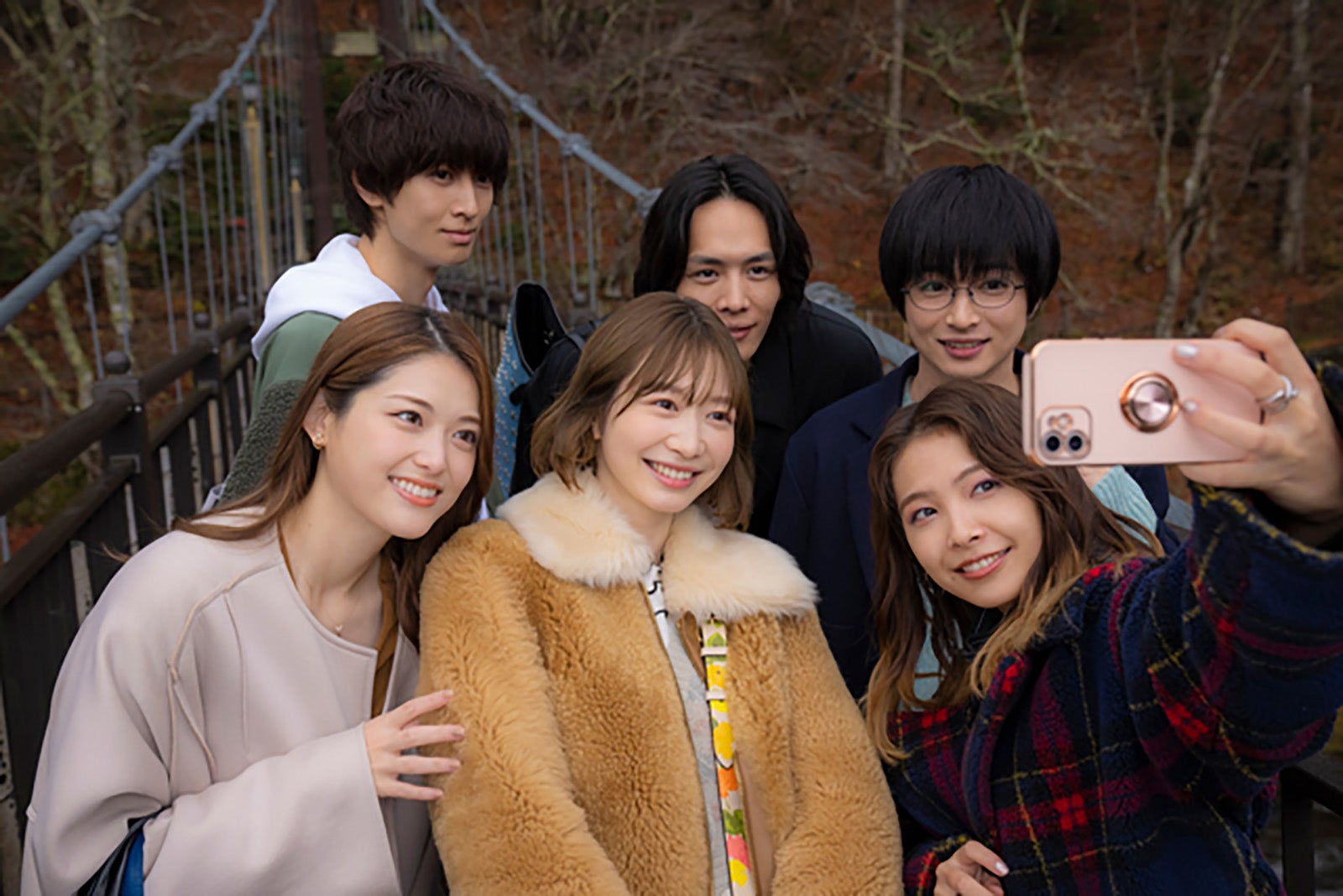 （左奥から）美波、岡宏明、曽田陵介（左手前から）松村沙友理、岡本夏美、寺本莉緒（C）山科ティナ／主婦と生活社 フジテレビジョン