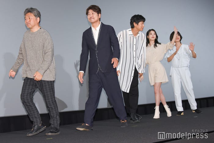 是枝裕和監督、ソン・ガンホ、カン・ドンウォン、イ・ジウン、イ・ジュヨン (C)モデルプレス
