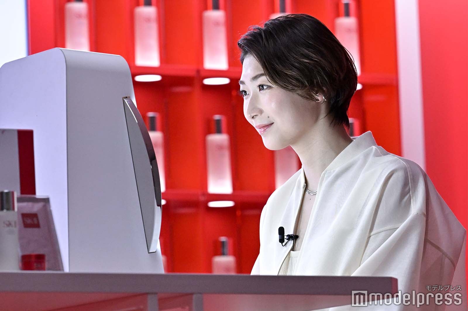 肌年齢を測定する池江璃花子選手（C）モデルプレス