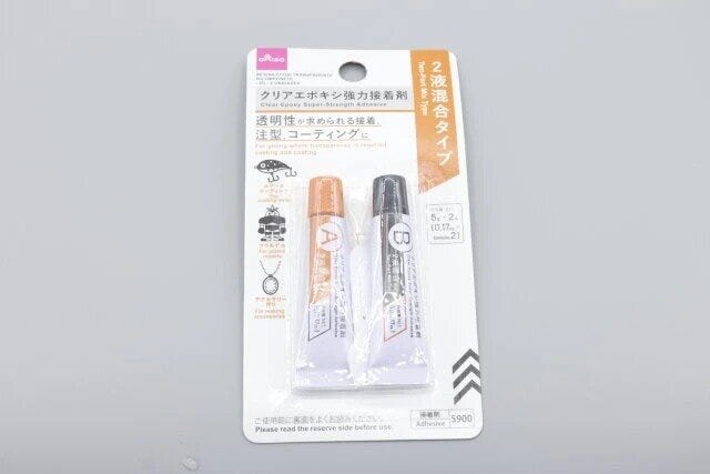 ダイソーのクリアエポキシ強力接着剤のパッケージ