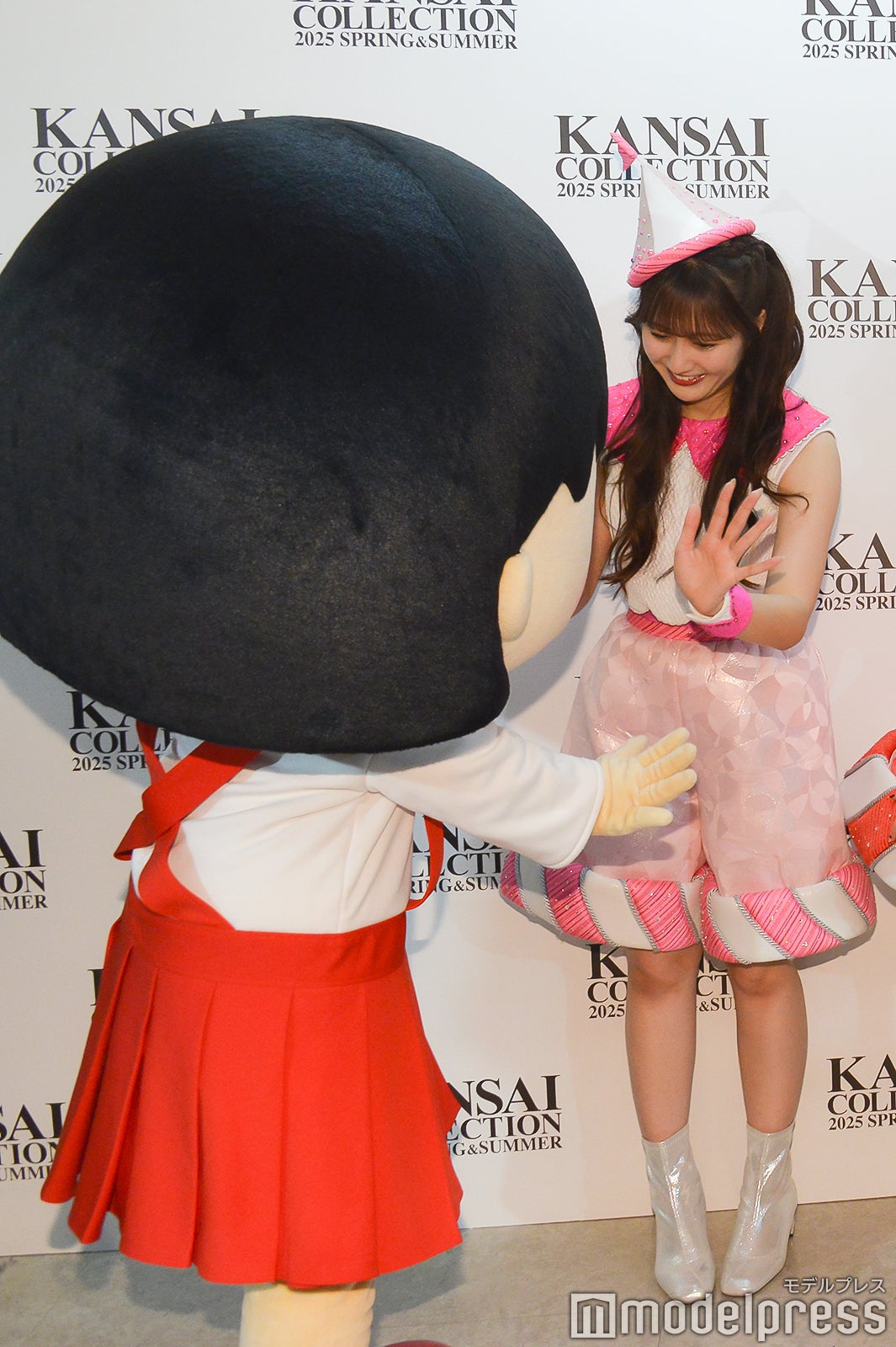 まる子と戯れる佐々木彩夏（C）モデルプレス