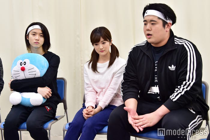 (左から)小越勇輝(のび太)、樋口日奈(しずかちゃん)、皇希(ジャイアン)