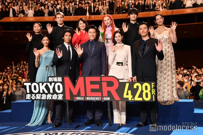 (前列左から)菜々緒、賀来賢人、鈴木亮平、中条あやみ、要潤(後列左から)松木彩監督、ジェシー、石田ゆり子、仲里依紗、佐野勇斗、フォンチー(C)モデルプレス