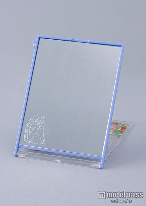 ミラーを開けると星座がプリンセスとプリンスに（C）Disney