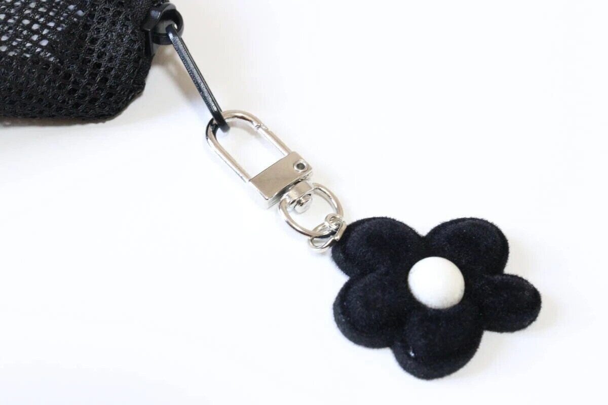 ダイソー　花キーホルダー（ホワイト、ブラック、ブラウン）　使用例