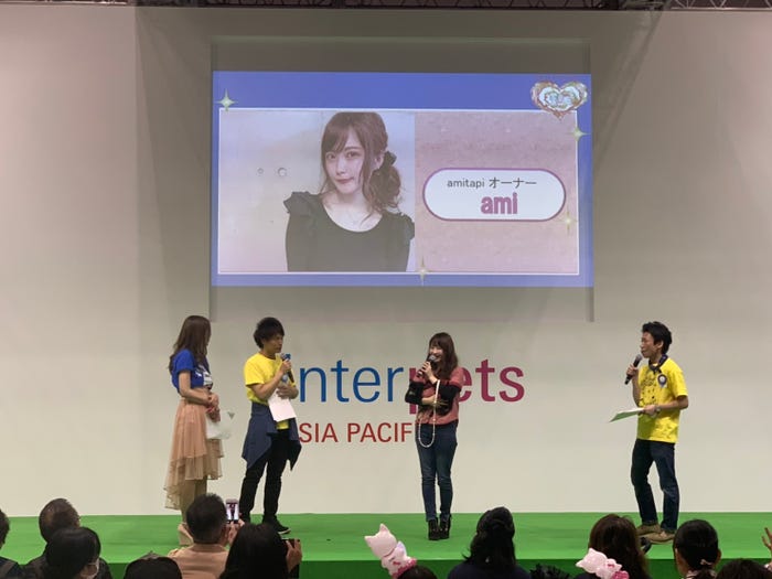 トークショーに出演したamiと愛犬・ショコラ(提供写真)