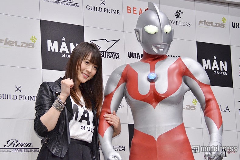 （左から）北乃きい、ウルトラマン