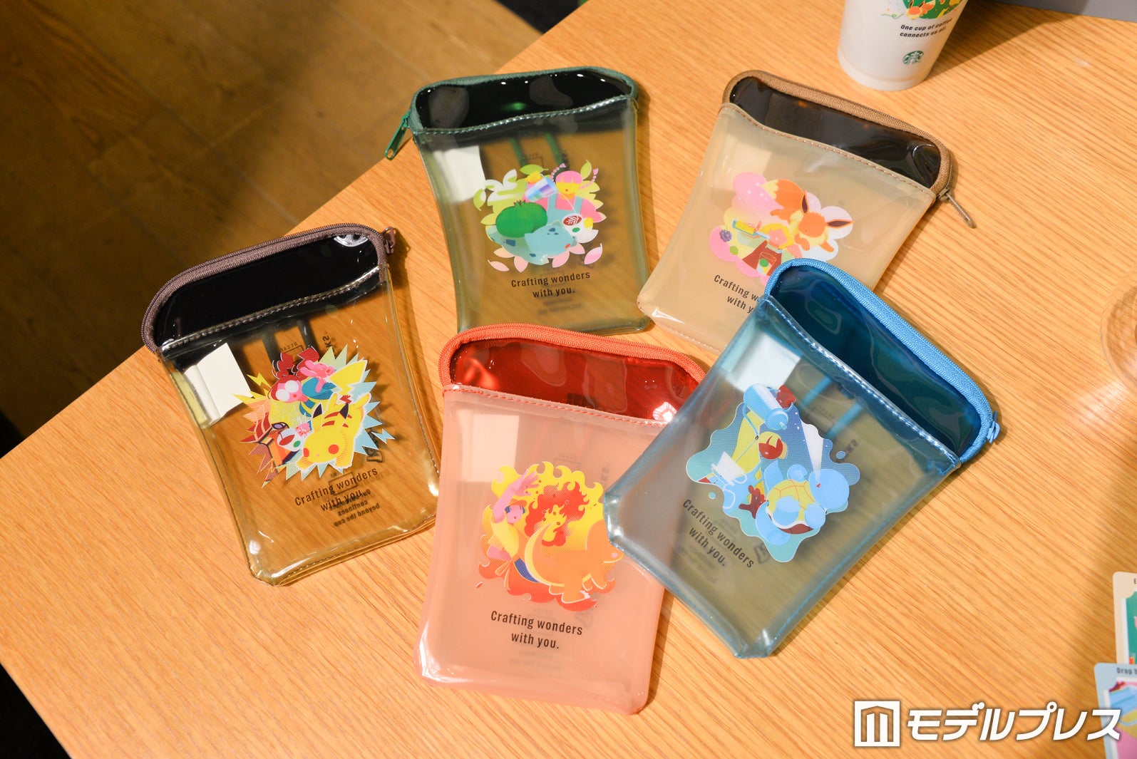 『Pokemon + STARBUCKS カップシェイプ PVCポーチ ピカチュウ/フシギダネ/ヒトカゲ/ゼニガメ/イーブイ』各￥2,200（C）モデルプレス