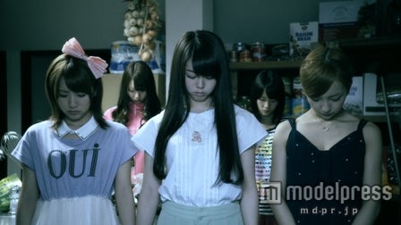 左から：高橋みなみ、峯岸みなみ、板野友美／新CM「AKB48 殺人事件FILE‐2」篇より