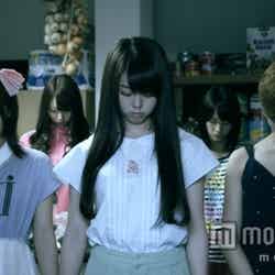 左から：高橋みなみ、峯岸みなみ、板野友美／新CM「AKB48 殺人事件FILE‐2」篇より