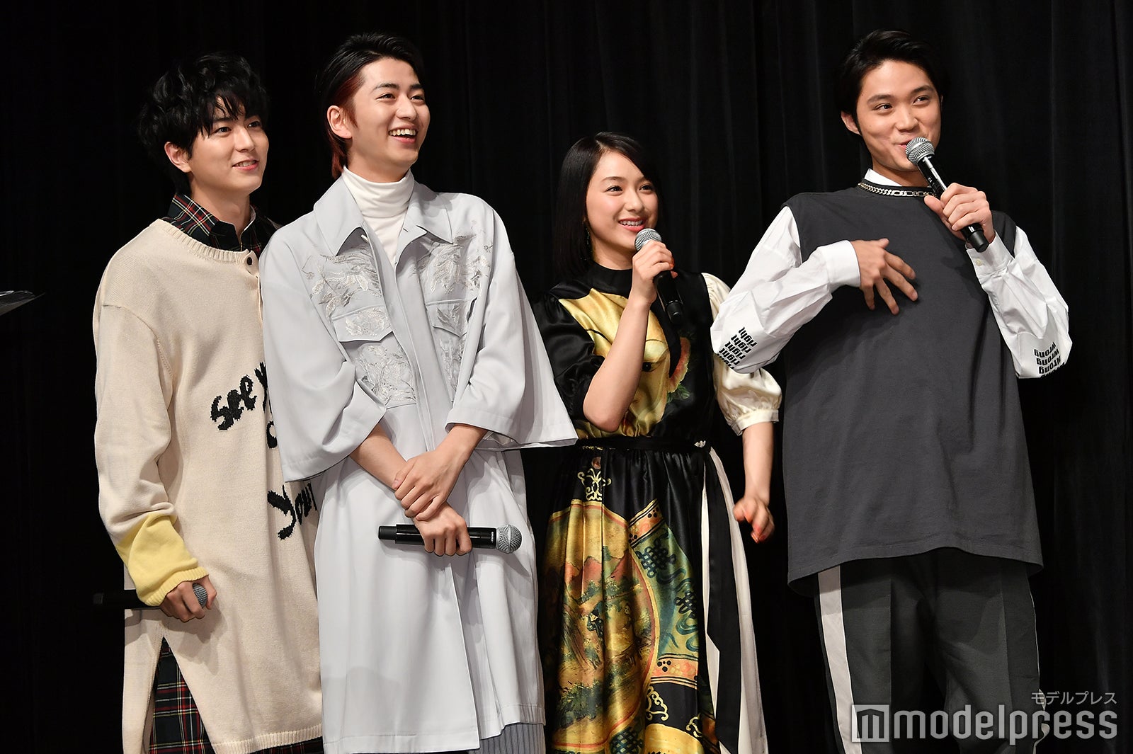 山本涼介の胸キュン再現を見守る一同（左から）稲葉友、飯島寛騎、平祐奈、磯村勇斗（C）モデルプレス