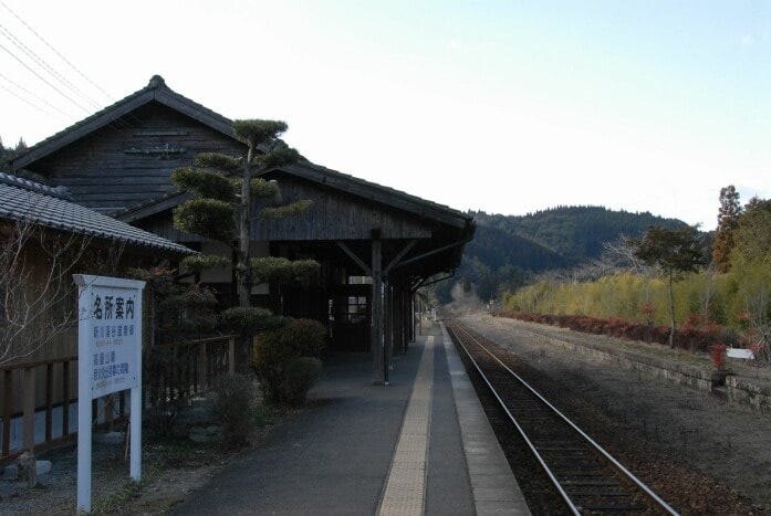 木造駅舎で有名な嘉例川駅に停車した後、吉松駅から吉都線に乗り入れる