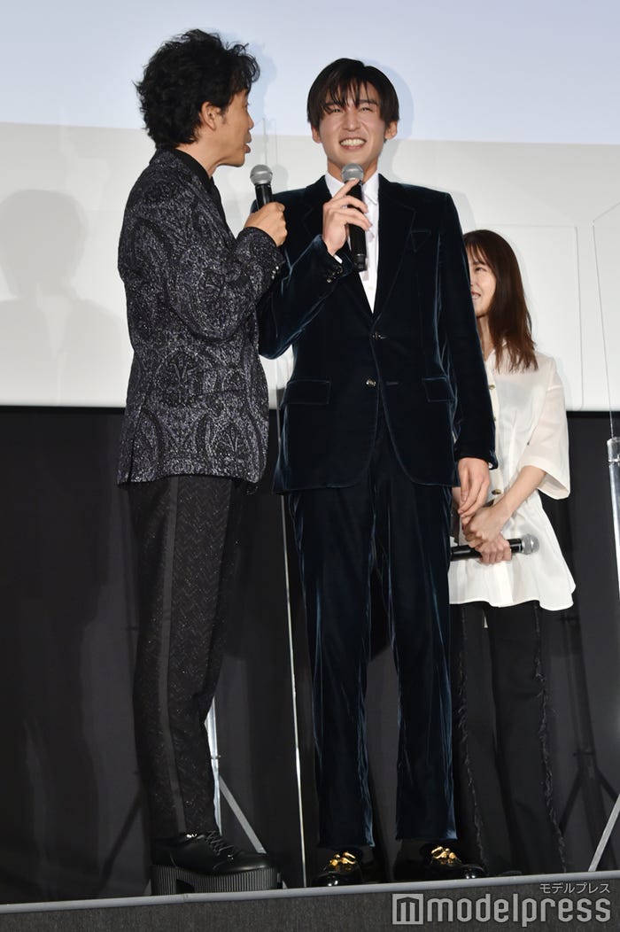 厚底を履いて目黒蓮より背が高いことをアピールする大泉洋(C)モデルプレス