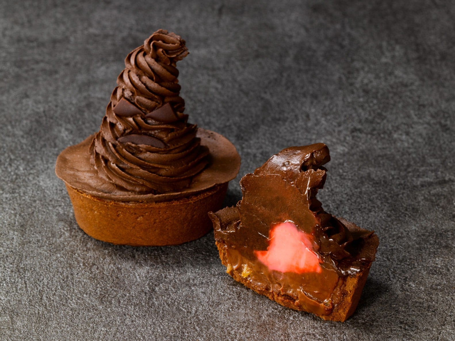 組分け帽子チョコレートタルト　550円（税込）（提供写真）