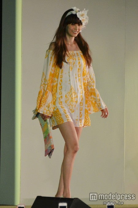 キュートなワンピースを着こなしたヨンア