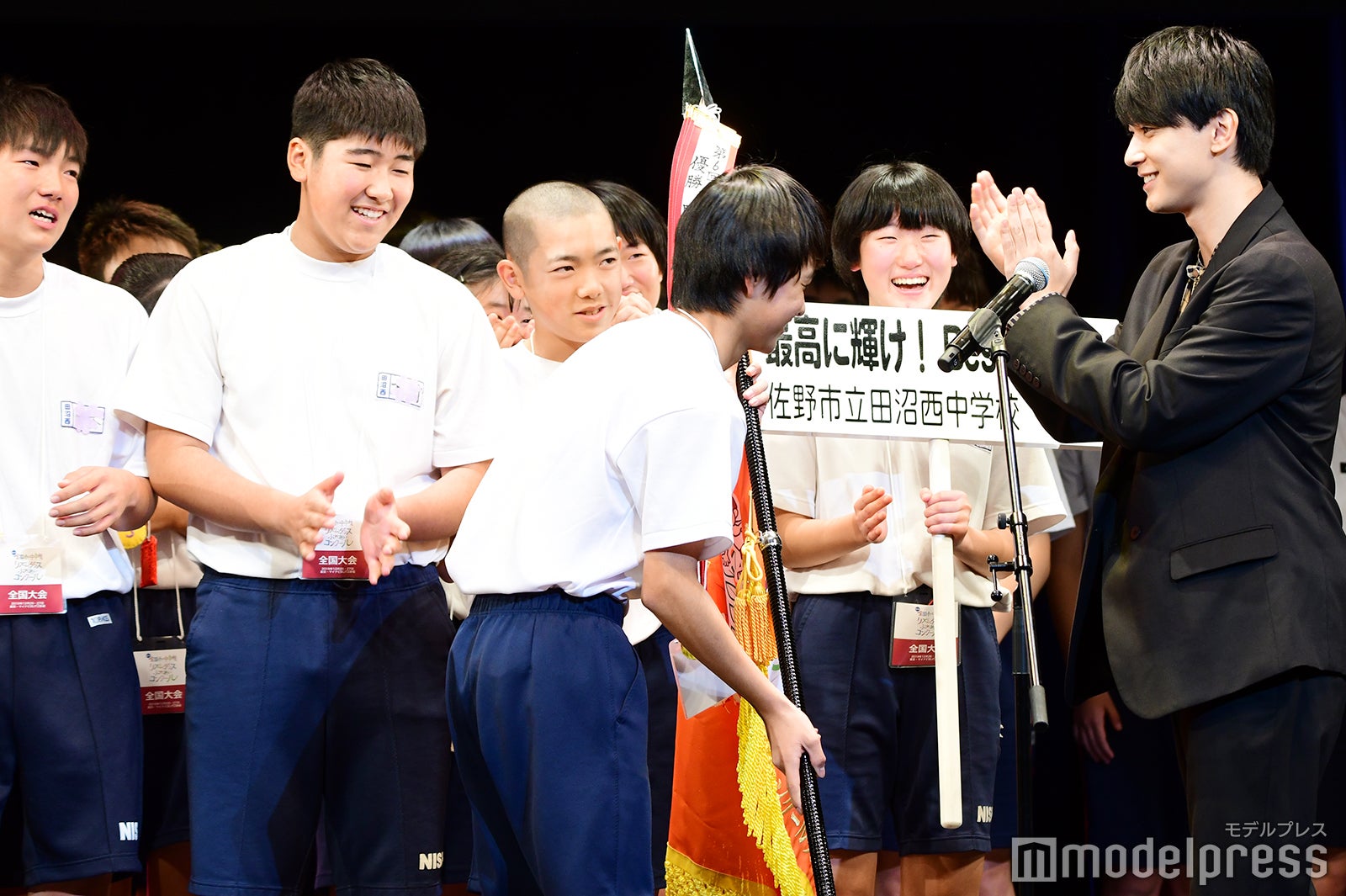 吉沢亮（右）（C）モデルプレス