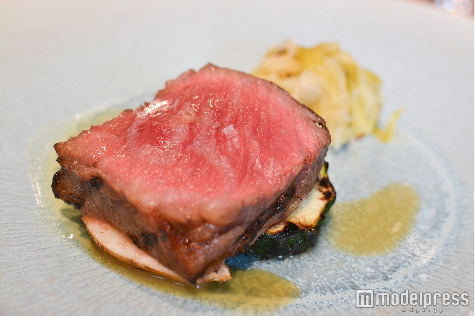 「カルピス」でマリネした和牛とザワークラウト（C）モデルプレス