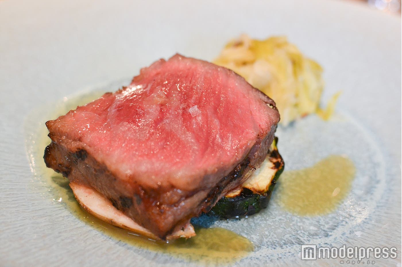 「カルピス」でマリネした和牛とザワークラウト(C)モデルプレス