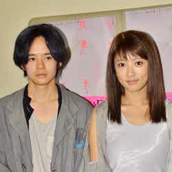 池松壮亮(左)と夏菜(右)