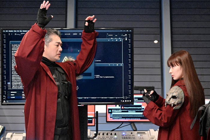 平山浩行、宮本茉由「新空港占拠」第8話より(C)日本テレビ