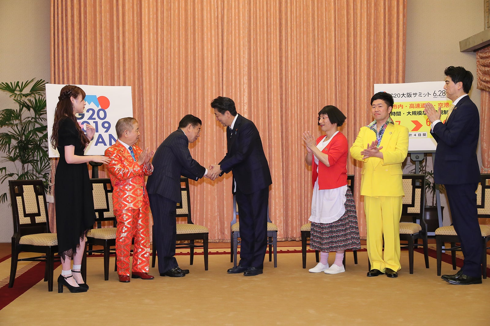 （左から）吉田朱里、池乃めだか、西川きよし、安倍晋三首相、すっちー、吉田裕、佐竹正史 （提供写真）