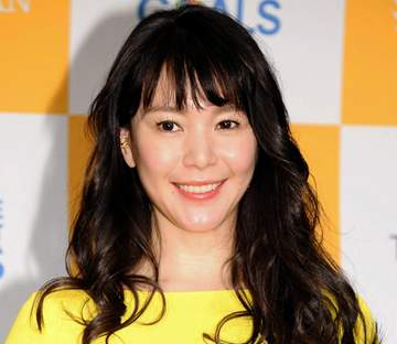えぇっ靴下巻き？！2児ママ知花くらら ゆるふわ髪は「靴下」で巻いていた！ ミス世界2位、難関大卒の努力家