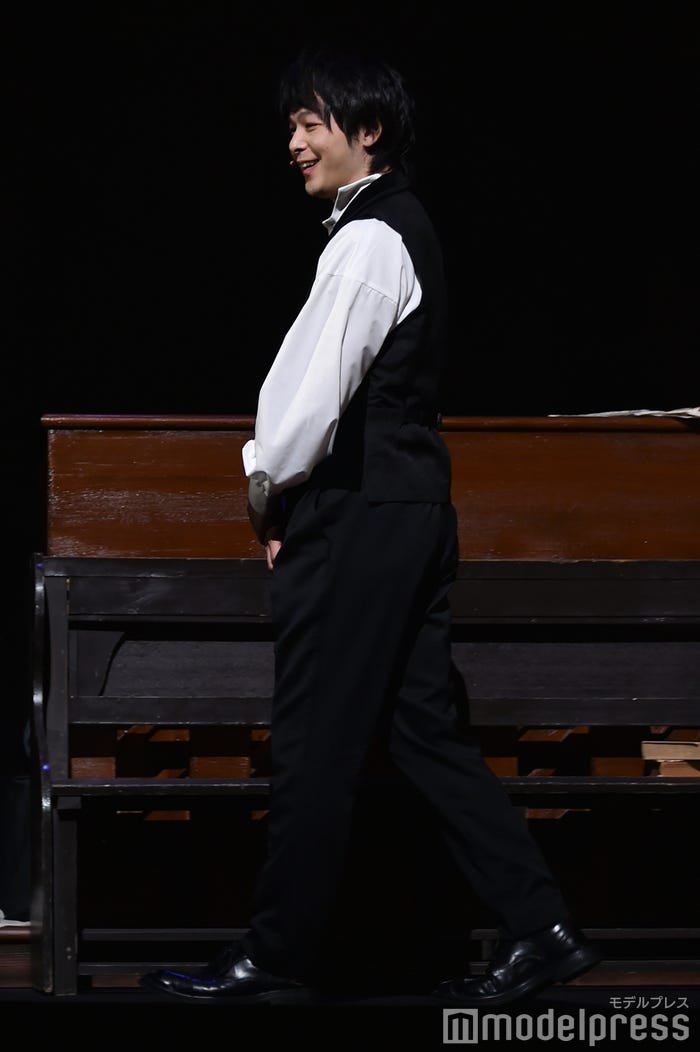 開幕直前取材を終え「皆さん観ていかれるんですか?」と報道陣に気さくに声をかけながら去る中村倫也 (C)モデルプレス