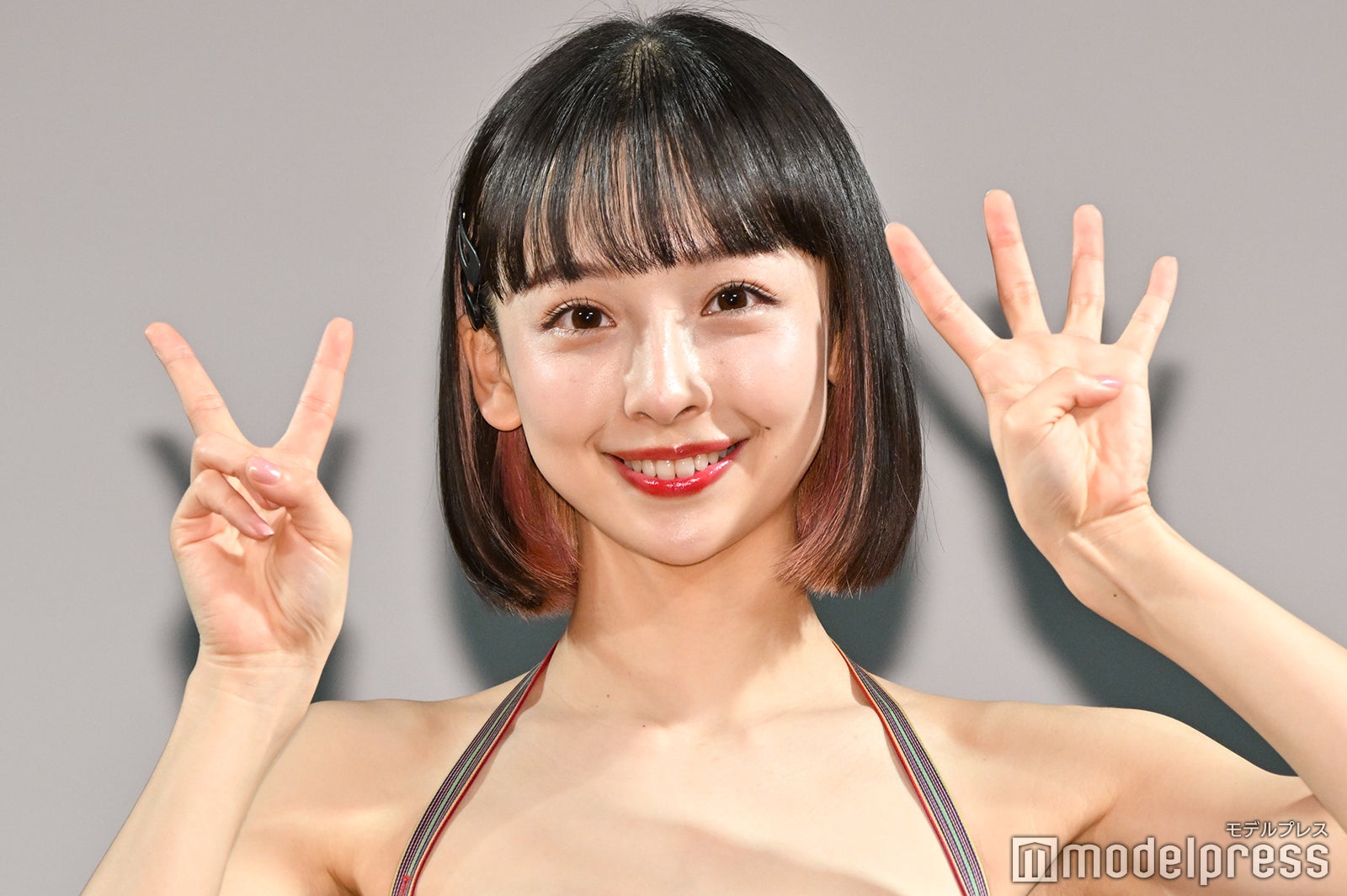 華村あすか“美脚全開”ミニ丈衣装で登場 大胆露出含む写真集をアピール