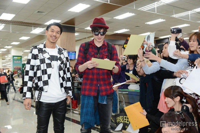 AKIRA（左）、城田優（右）／台北松山空港にて