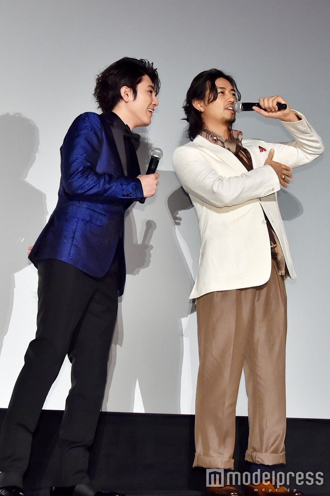 挙手する女性のワキを気遣う斎藤工（C）モデルプレス