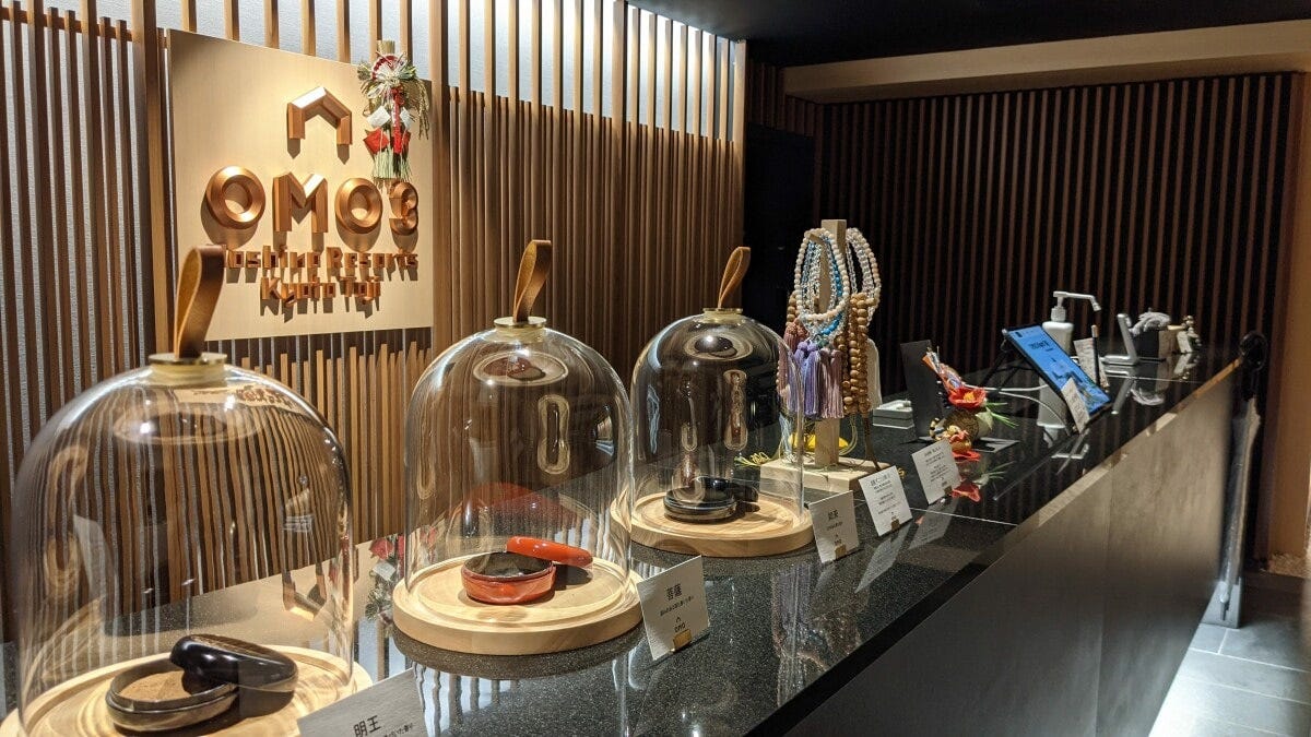 OMO3京都東寺フロント。朝のお勤めに参加するアクティビティなどもあり、1人旅にもおすすめ