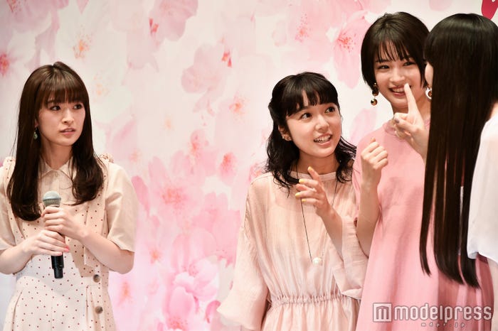 Perfume風自己紹介前にかしゆかに相談し始める優希美青、上白石萌音、広瀬すず (C)モデルプレス