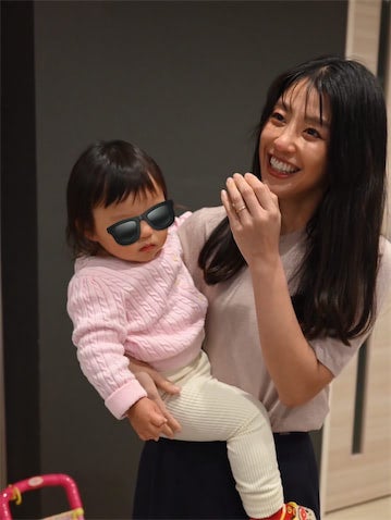 岡副麻希、1歳娘を抱っこした“ママの顔”に反響「綺麗で可愛いお母さん」「とても素敵です」