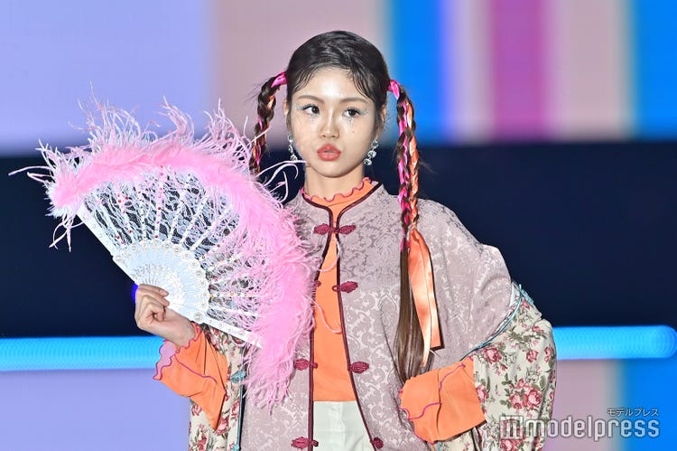 義足モデル 海音 堂々ランウェイで魅了 チャイナ風コーデがキュート Girlsaward 22 S S モデルプレス 義足モデル 海音 堂々ランウェイで魅了 チャイナ風コーデがキュート Girlsaward 22 S S モデルプレス