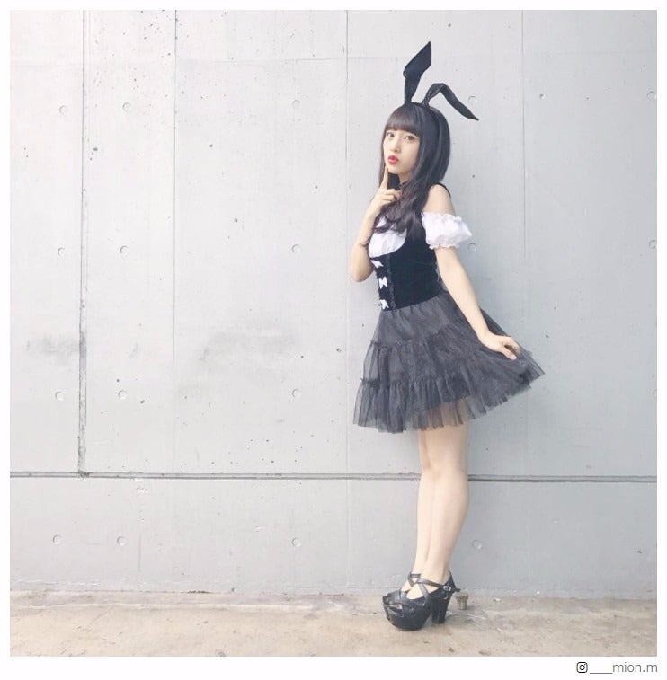 AKB48向井地美音、肩出し“バニーガール”に　キュートなショットに峯岸みなみも「あざとい」
