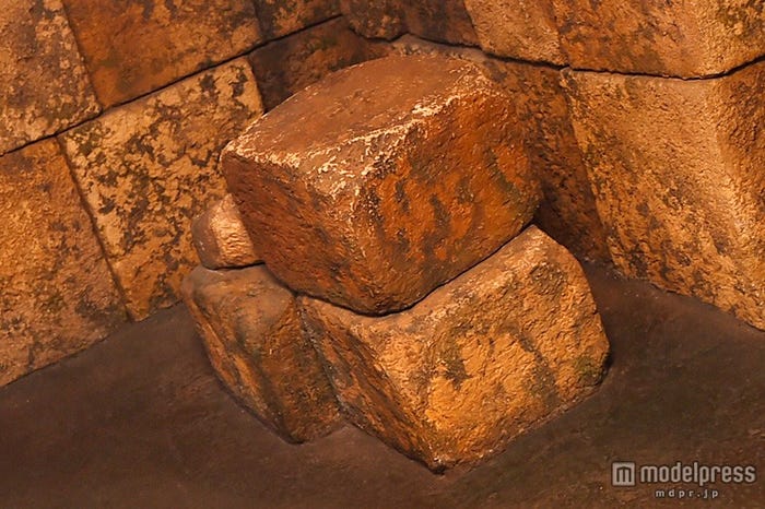 4つの積み上げられた石を発見