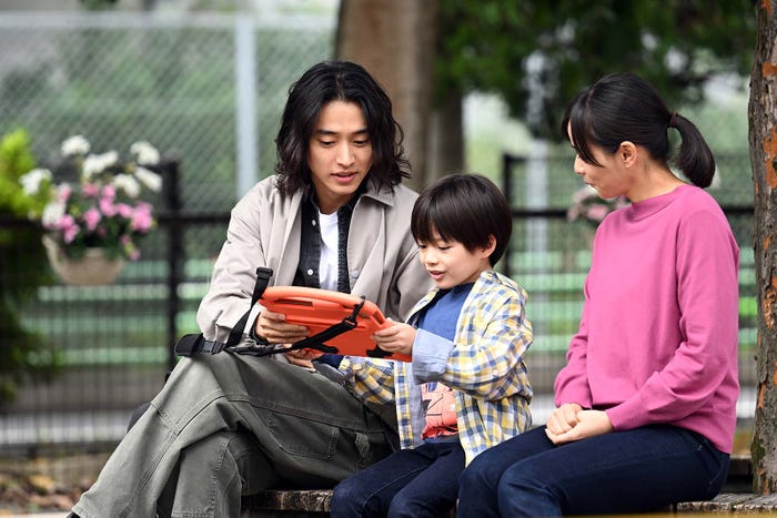 山崎賢人、岩川晴、加藤ローサ「アトムの童」第6話より(C)TBS