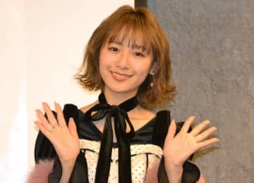 浅川梨奈 波瑠の結婚発表に「すてきすぎて、変な声が出た」フェイクマミーで共演