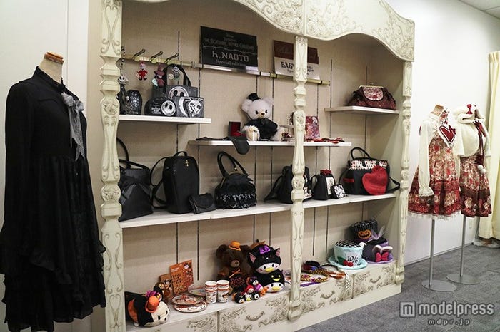 様々なグッズ展示(C)Disney