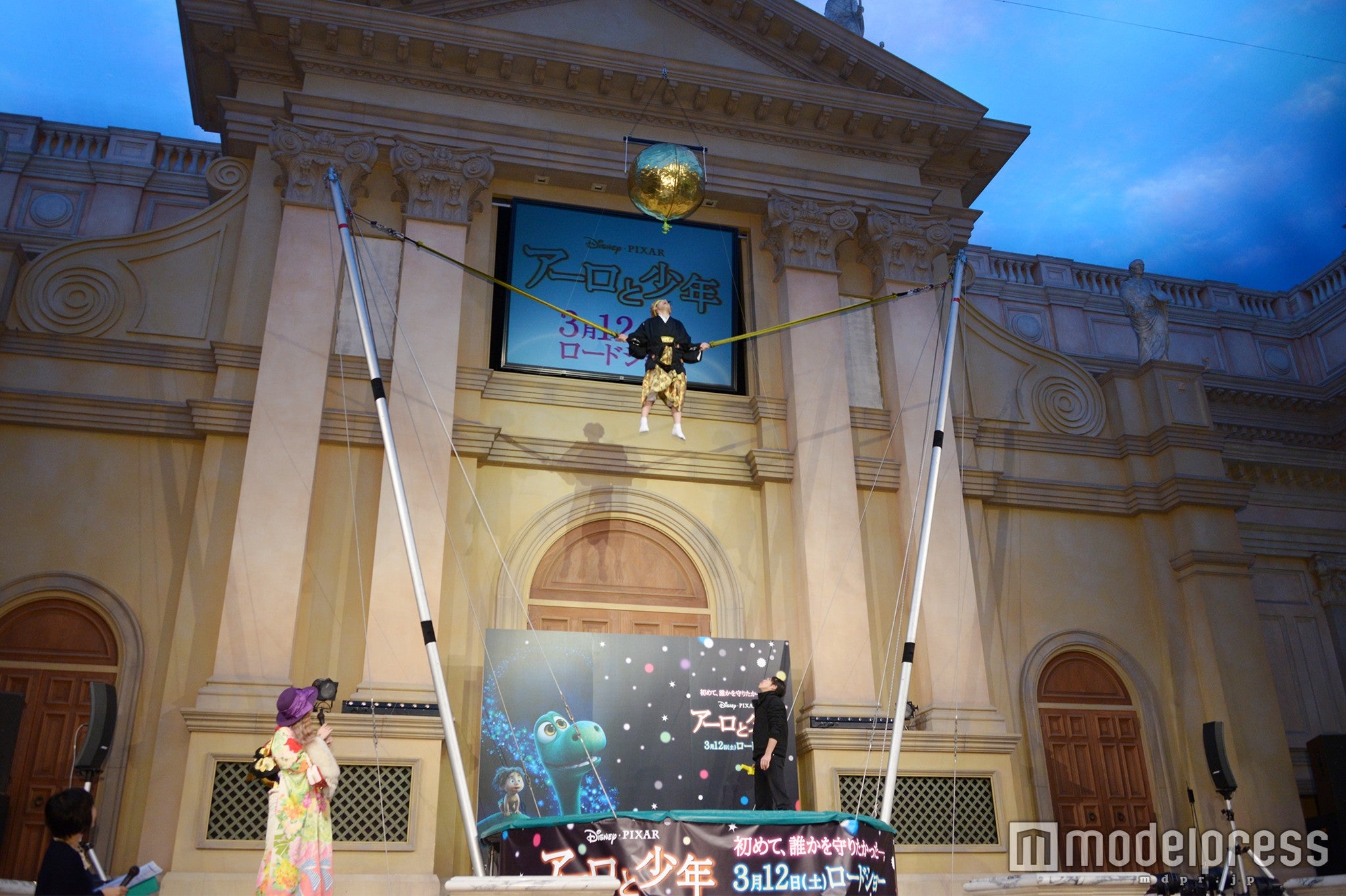 逆バンジーに挑戦したりゅうちぇる（C）モデルプレス