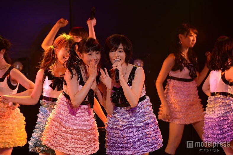 ライブの様子（C）AKS