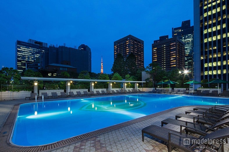 ライトアップされたガーデンプール／画像提供：ANAインターコンチネンタルホテル東京