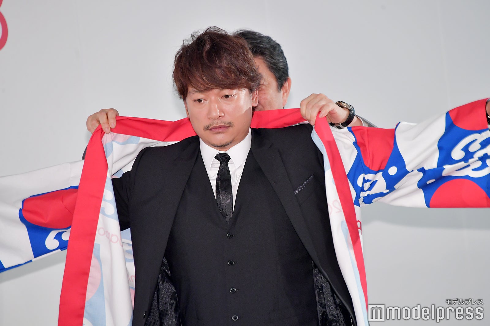 法被に着替え中の香取慎吾（C）モデルプレス