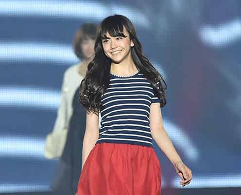 松井愛莉、えくぼ見せ“愛嬌たっぷり”ランウェイ<東京ランウェイ 2015 SPRING/SUMMER>