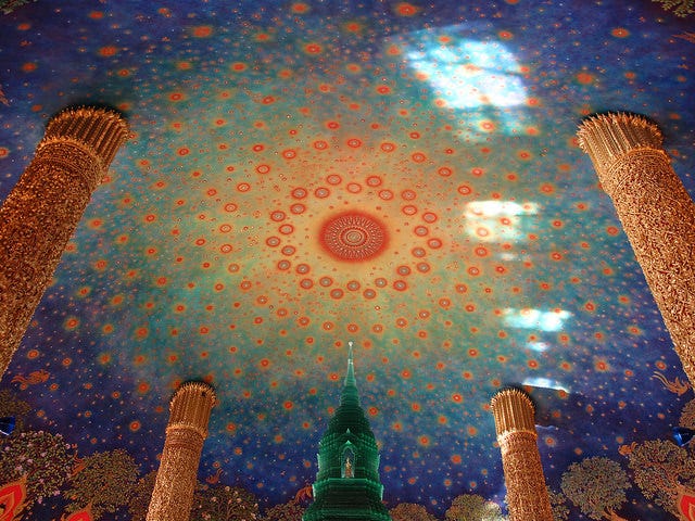 芸術の域!宇宙のような天井画が幻想的なバンコク「ワット・パクナム」がブーム確実