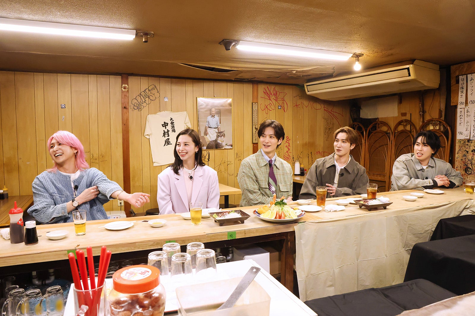 佐久間大介、中条あやみ、岡田将生、渡辺翔太、宮舘涼太（C）TBS