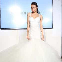 モデルプレス - 石田ニコル、美バストあらわなウェディングドレスで魅了