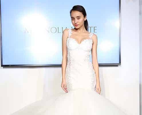 石田ニコル、美バストあらわなウェディングドレスで魅了