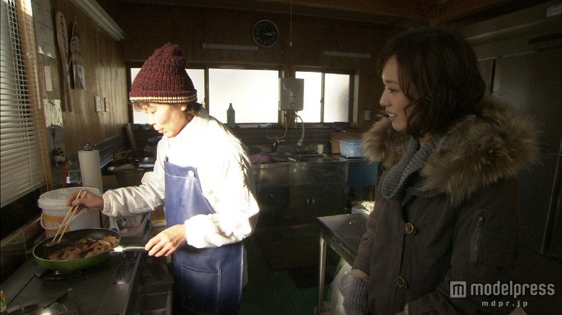 干物を加工している女性を訪ねる戸田恵梨香（右）／「鶴瓶の家族に乾杯『戸田恵梨香　福岡県宗像市』」後編より（C）NHK