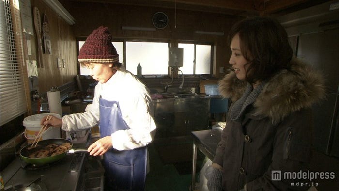 干物を加工している女性を訪ねる戸田恵梨香(右)/「鶴瓶の家族に乾杯『戸田恵梨香 福岡県宗像市』」後編より(C)NHK